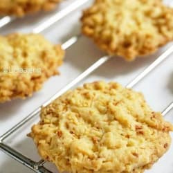 Crunchy Cheese Cornflake Cookies