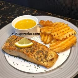 Pan Seared Salmon W, Lemon Garlic Butter Sauce dan Criscut Fries