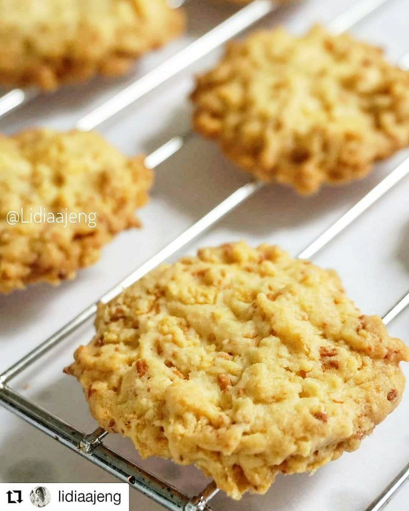 Crunchy Cheese Cornflake Cookies
