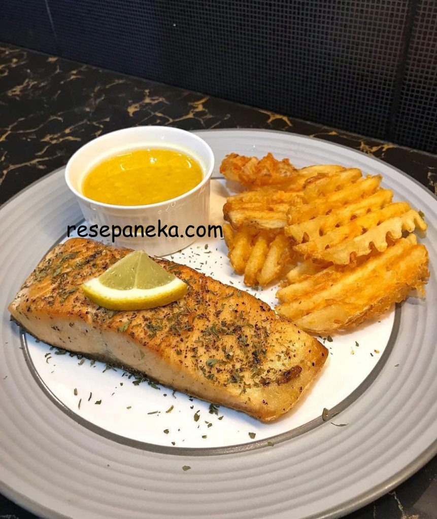 Pan Seared Salmon W, Lemon Garlic Butter Sauce dan Criscut Fries